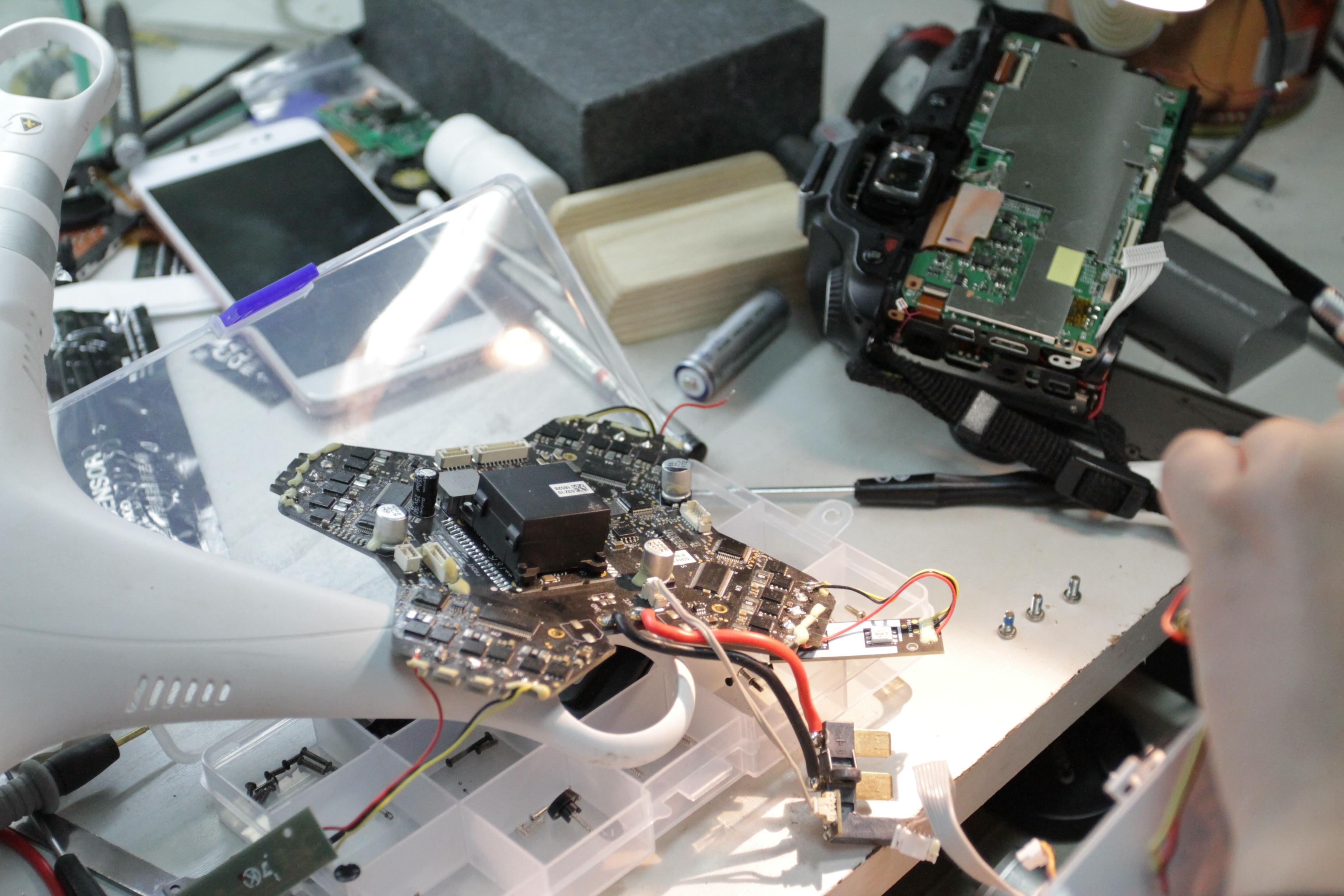 90后農(nóng)村小伙巧手修無人機，年修400臺圓城市夢